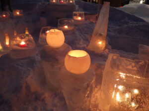 ロウソクに灯りがともった、狸二条広場の様子