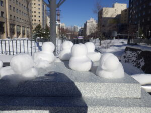 南4条橋西側の親柱の上に並んだ雪ひよこ軍団
