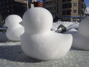 南4条橋西側の親柱の上に置かれた雪ひよこ