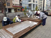 R4年度のお助け隊の活動の様子　ベンチの塗装