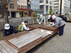 R4年度のお助け隊の活動の様子　ベンチの塗装