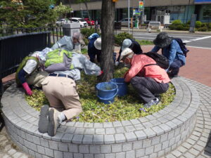 R4年度のお助け隊の活動の様子　花壇の除草