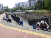 R4年度のお助け隊の活動の様子　園路や階段の除草