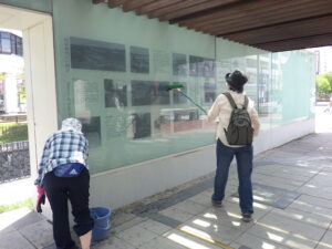 R4年度のお助け隊の活動の様子　休憩施設の清掃