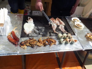 4月28日のお昼12時から始まった狸二条酒まつりでの二条市場のブースで提供される焼き物