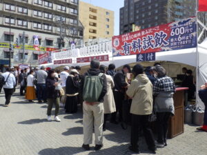 4月28日のお昼12時から始まった狸二条酒まつりの様子