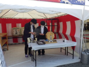 4月28日のお昼12時から始まった狸二条酒まつりのガラポン会場の様子