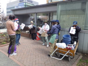 4月13日にコンテナに植える花選びのミーティングをする花くらぶ