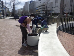 4月13日に真ん中広場のコンテナの整備をする花くらぶ