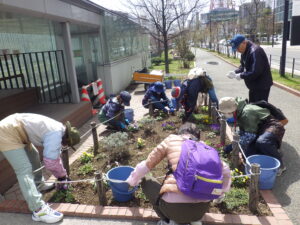 4月13日に花壇の管理をする花くらぶ