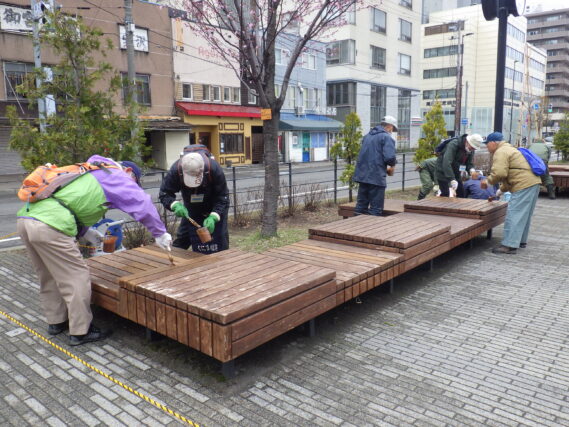 「お助け隊でベンチの塗装」の画像