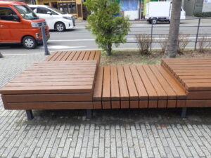 塗装されてきれいになった縁台