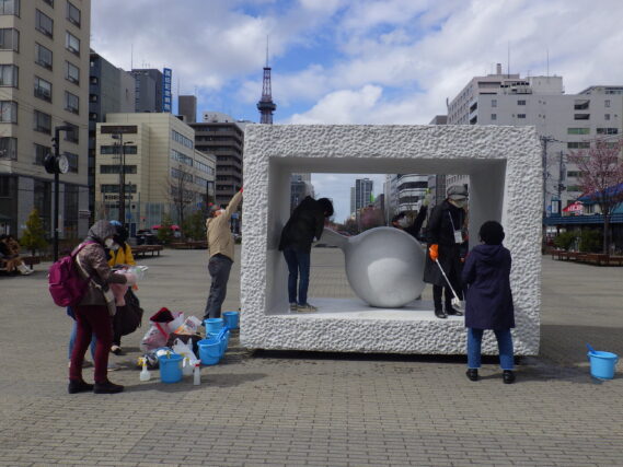 「彫刻清掃ボランティア「創成川ポポロ」活動開始」の画像