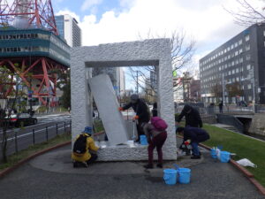 4月22日に安田侃彫刻の生棒を清掃する創成川ポポロのみなさん