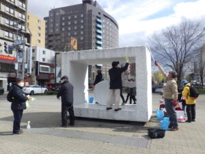 4月22日に安田侃彫刻の生誕を清掃する創成川ポポロのみなさん