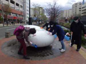 4月22日に安田侃彫刻の天秘を清掃する創成川ポポロのみなさん