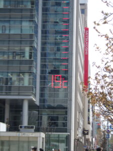 19℃を示すビルの温度計