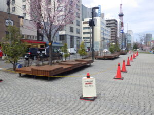 塗装されて乾くまで使用禁止中の縁台