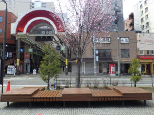 塗装されてきれいになった縁台