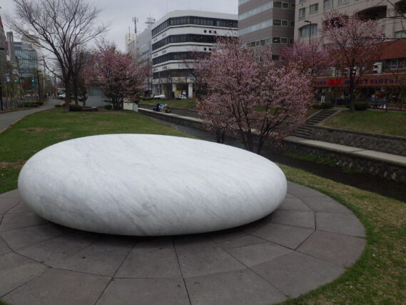 「安田侃彫刻作品が春になりました　」の画像