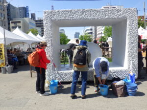 5月20日に生誕の清掃をする彫刻清掃ボランティア