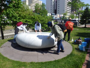 5月20日に天秘の清掃をする彫刻清掃ボランティア