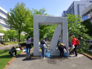 5月20日に生棒の清掃をする彫刻清掃ボランティア