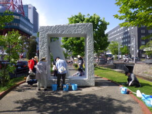 5月20日に生棒の清掃をする彫刻清掃ボランティア