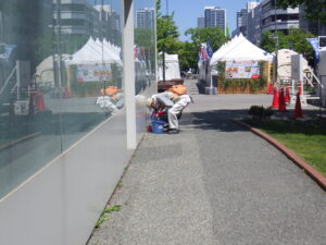 5月24日に園路の除草をするお助け隊