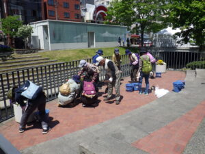 5月25日に狸二条広場のコンテナ花壇で花植えをする花くらぶ