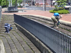 5月31日に園路と階段の除草をするお助け隊