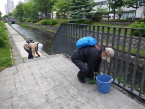 6月7日に園路の除草をするお助け隊