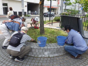 6月21日に円形ますの除草をするお助け隊