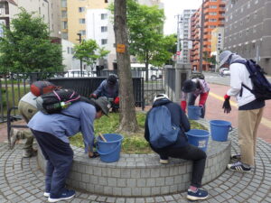 6月28日に円形ますの除草の作業をするお助け隊