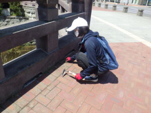 7月5日に園路の除草をするお助け隊