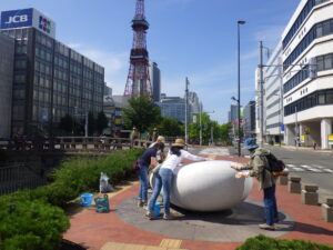 7月22日に安田侃彫刻作品の清掃をする彫刻ボランティアの創成川ポポロ