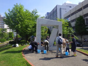 7月22日に安田侃彫刻作品の清掃をする彫刻ボランティアの創成川ポポロ