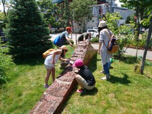 2018年7月に公園ボランティアと彫刻清掃体験をする小学生