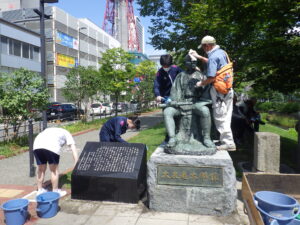 2022年7月に公園ボランティアとモニュメント清掃体験をする高校生