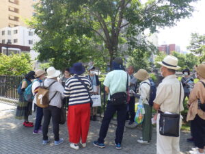 7月21日に開催した創成川公園でヘメロカリスを見るまるわかりガイドツアーの様子