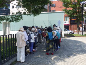 7月21日に開催した創成川公園でヘメロカリスを見るまるわかりガイドツアーの様子
