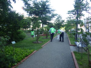 7月26日にボランティア清掃をする企業の皆さん