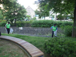 7月26日にボランティア清掃をする企業の皆さん