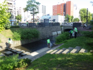 7月26日にボランティア清掃をする企業の皆さん