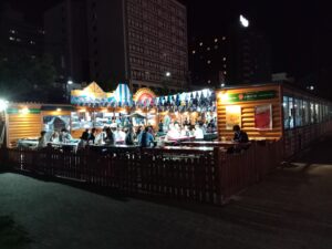 7月21日に始まった小樽ビール「狸二条ビアガーデン」の夜の様子