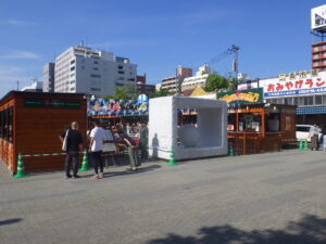 狸二条ビアガーデンの会場内になっている安田侃彫刻作品の生誕