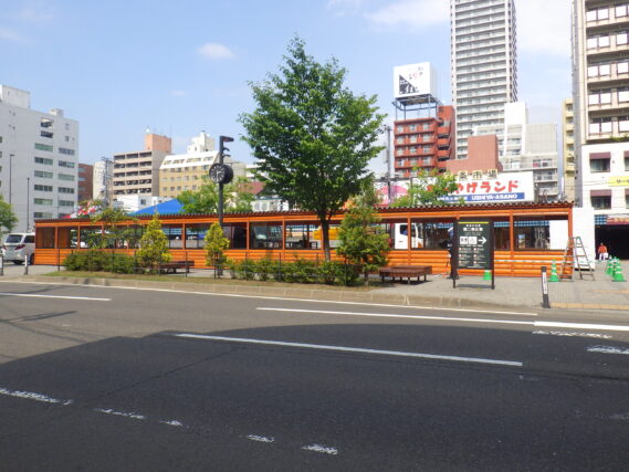 「狸二条ビアガーデンの設営が始まりました」の画像