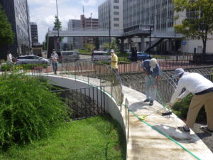 8月2日にスノーリングの清掃をするお助け隊