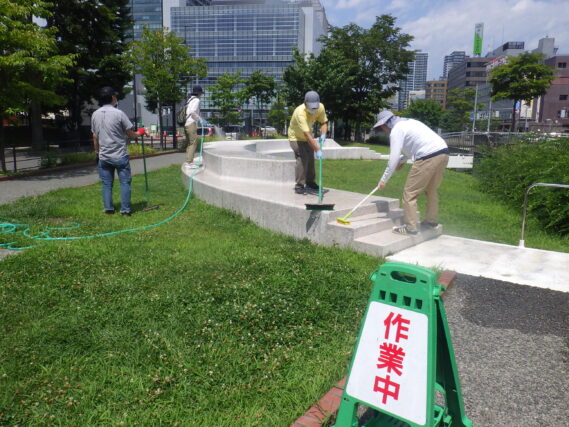 「今週の公園ボランティアと園内の花と実」の画像