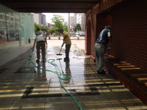 8月2日に南1条休憩施設とモニュメントの清掃をするお助け隊